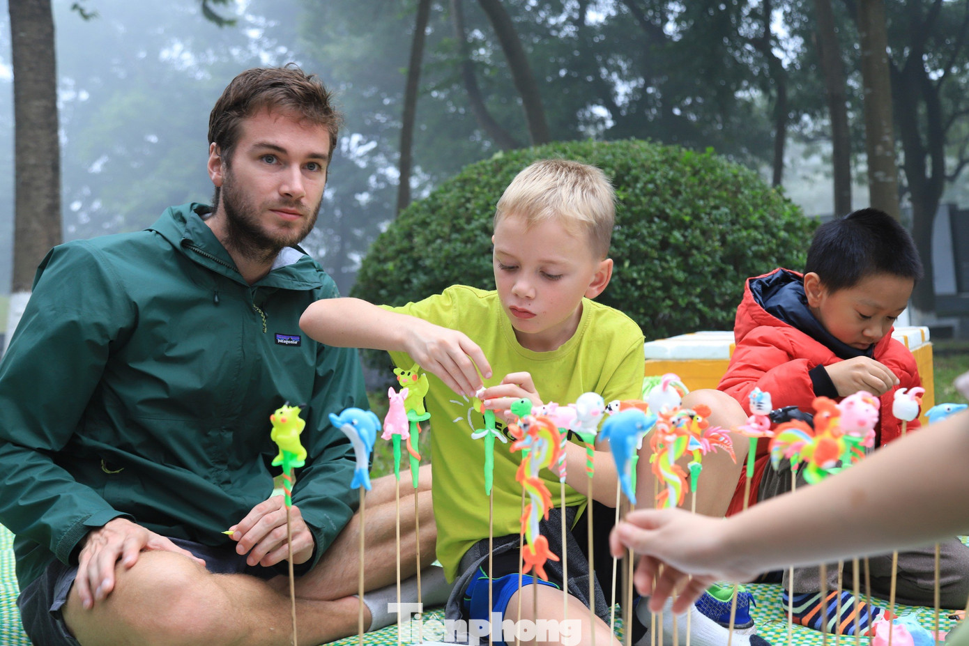 Chương trình Trải nghiệm Tết Việt còn có sự tham gia của nhiều du khách quốc tế. Họ hào hứng học theo nghệ nhân để nặn tò he theo cảm quan riêng. Chương trình Trải nghiệm Tết Việt còn có sự tham gia của nhiều du khách quốc tế. Họ hào hứng học theo nghệ nhân để nặn tò he theo cảm quan riêng.