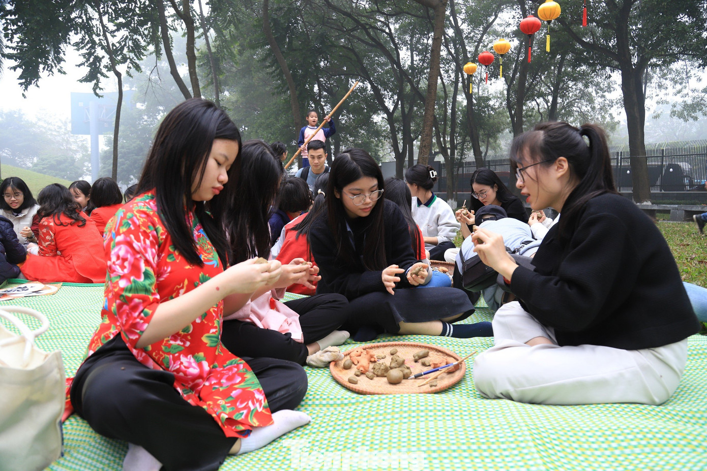 Du khách có thể khám phá, trải nghiệm những phong tục đón Tết truyền thống của người Việt như dựng cây nêu, gói bánh chưng, viết thư pháp, in tranh Đông Hồ, múa rối nước… Du khách có thể khám phá, trải nghiệm những phong tục đón Tết truyền thống của người Việt như dựng cây nêu, gói bánh chưng, viết thư pháp, in tranh Đông Hồ, múa rối nước…