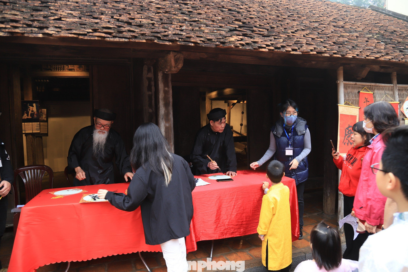 Mùng 8 và 9 Tết (17 và 18/2), chương trình Vui Xuân Giáp Thìn: Sắc thái văn hóa Hội An được tổ chức với nhiều hoạt động hấp dẫn của hơn 40 nghệ nhân đến từ Hội An. Đặc biệt, chương trình Đêm Hội An: Cùng thắp sáng di sản được dàn dựng cẩn thận, hứa hẹn mang đến nhiều trải nghiệm thú vị cho du khách. Mùng 8 và 9 Tết (17 và 18/2), chương trình Vui Xuân Giáp Thìn: Sắc thái văn hóa Hội An được tổ chức với nhiều hoạt động hấp dẫn của hơn 40 nghệ nhân đến từ Hội An. Đặc biệt, chương trình Đêm Hội An: Cùng thắp sáng di sản được dàn dựng cẩn thận, hứa hẹn mang đến nhiều trải nghiệm thú vị cho du khách.
