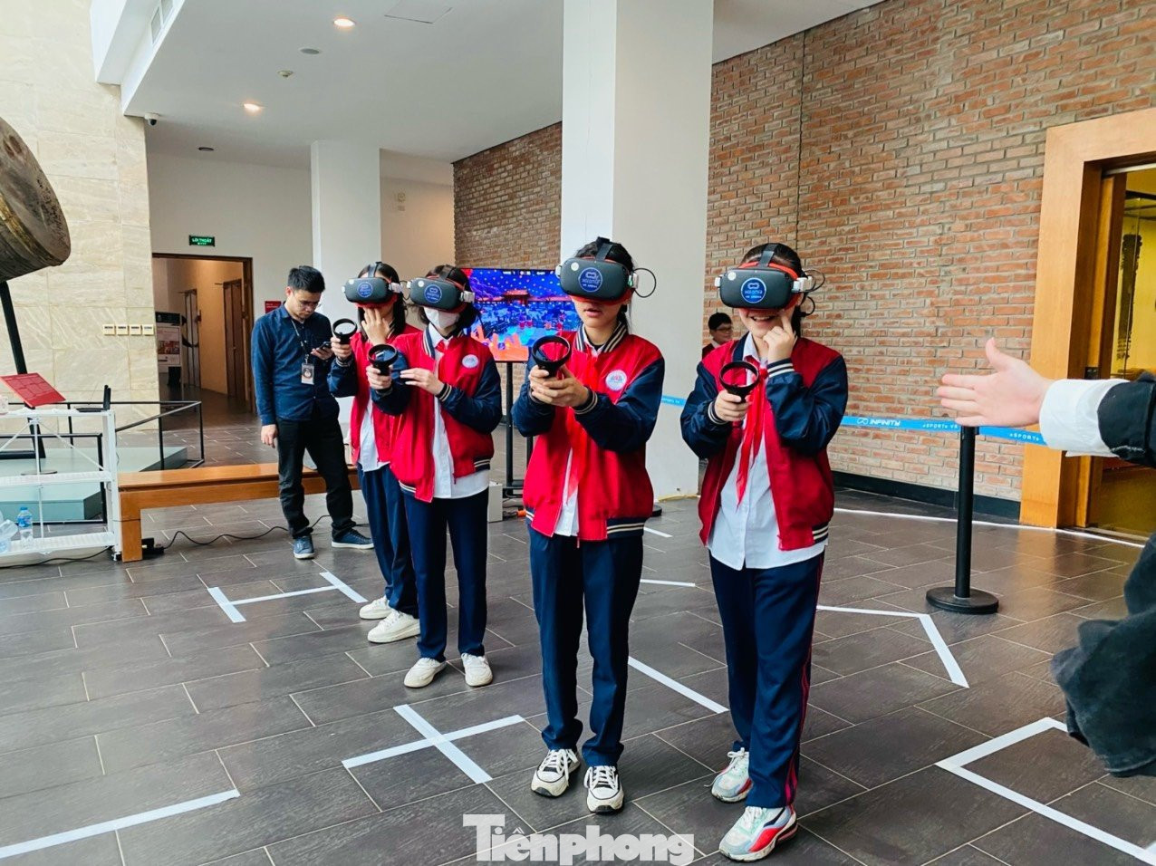 Khu vực khám phá Tết bằng công nghệ thu hút nhiều bạn trẻ. Tại đây các bạn trẻ có thể chơi trò chơi vượt thử thách, tương tác, khám phá Tết bằng công nghệ thực tế ảo, khám phá khoa học qua tri thức dân gian bằng phương pháp STEM, trải nghiệm làm đồ chơi và thí nghiệm khoa học gắn với Tết… Khu vực khám phá Tết bằng công nghệ thu hút nhiều bạn trẻ. Tại đây các bạn trẻ có thể chơi trò chơi vượt thử thách, tương tác, khám phá Tết bằng công nghệ thực tế ảo, khám phá khoa học qua tri thức dân gian bằng phương pháp STEM, trải nghiệm làm đồ chơi và thí nghiệm khoa học gắn với Tết…