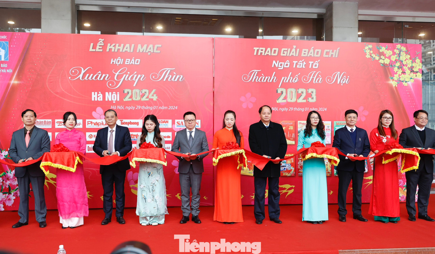 Các đại biểu là lãnh đạo T.Ư và TP. Hà Nội cắt băng khai mạc Hội báo Xuân Giáp Thìn - Hà Nội 2024. Hội báo diễn ra trong hai ngày 29-30/1.