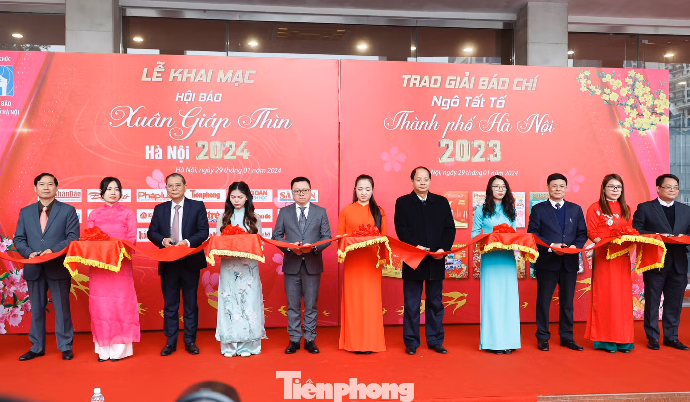 Các đại biểu là lãnh đạo T.Ư và TP. Hà Nội cắt băng khai mạc Hội báo Xuân Giáp Thìn - Hà Nội 2024. Hội báo diễn ra trong hai ngày 29-30/1.