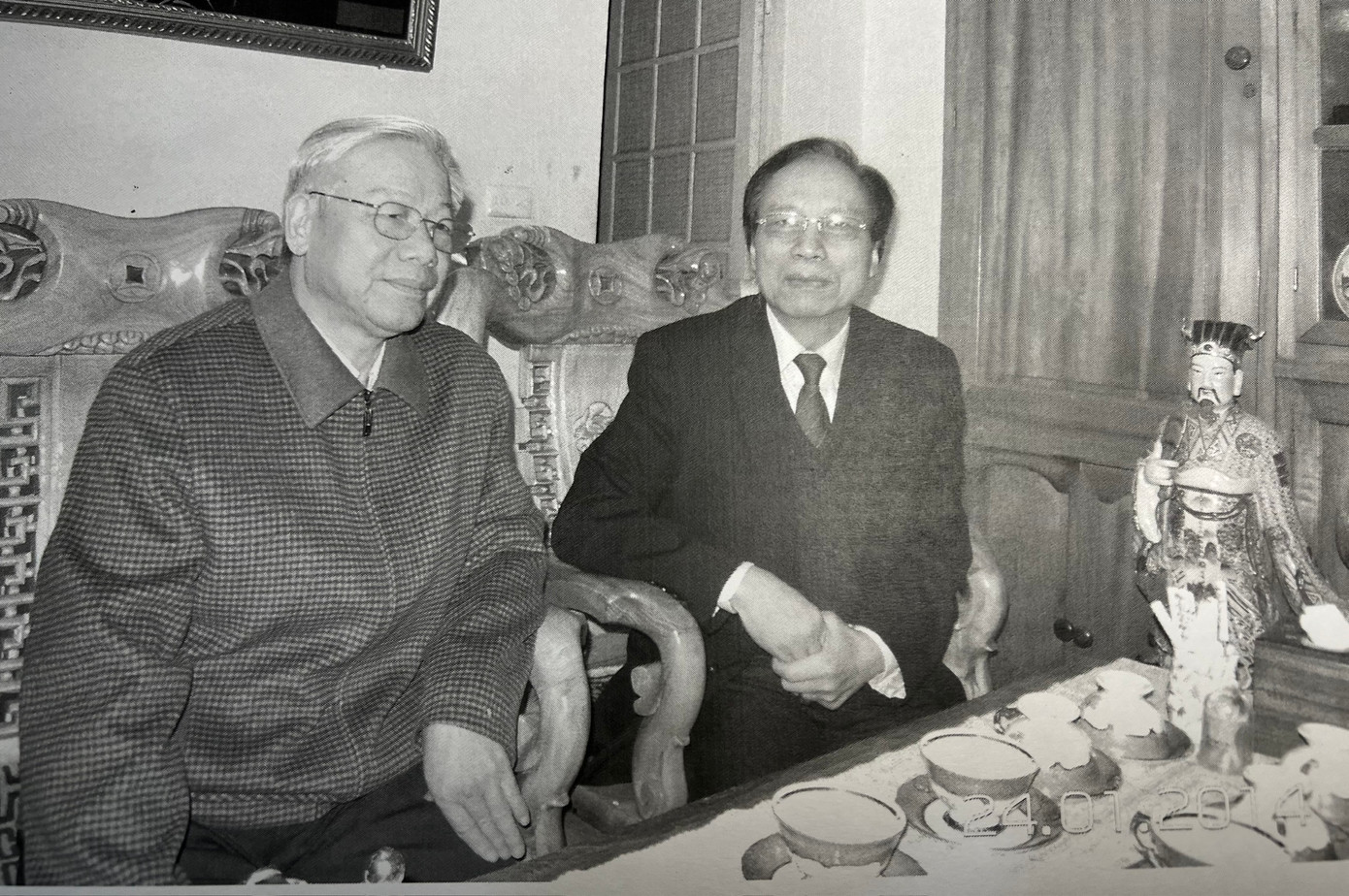 NSND Lê Tiến Thọ (cạnh Tổng Bí thư), nhạc sĩ Đỗ Hồng Quân, nhà thơ Hữu Thỉnh, NSND Chu Thúy Quỳnh (từ phải qua) đến chúc Tết tại nhà riêng của Tổng Bí thư Nguyễn Phú Trọng.