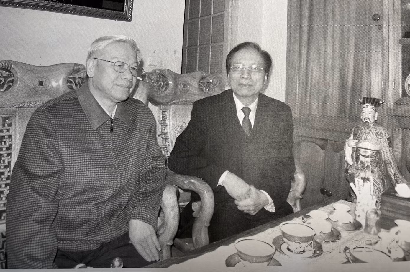 NSND Lê Tiến Thọ (cạnh Tổng Bí thư), nhạc sĩ Đỗ Hồng Quân, nhà thơ Hữu Thỉnh, NSND Chu Thúy Quỳnh (từ phải qua) đến chúc Tết tại nhà riêng của Tổng Bí thư Nguyễn Phú Trọng.