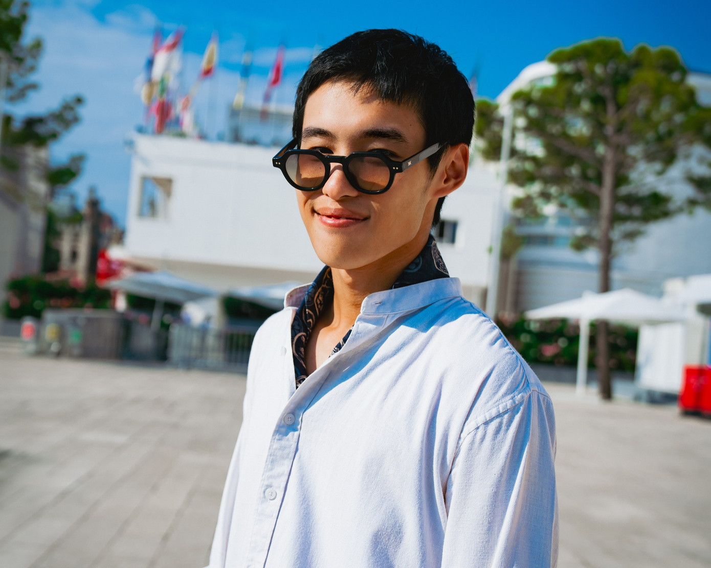 Diễn viên Bùi Thạc Phong là con trai thứ hai của đạo diễn Bùi Thạc Chuyên và diễn viên Tú Oanh.