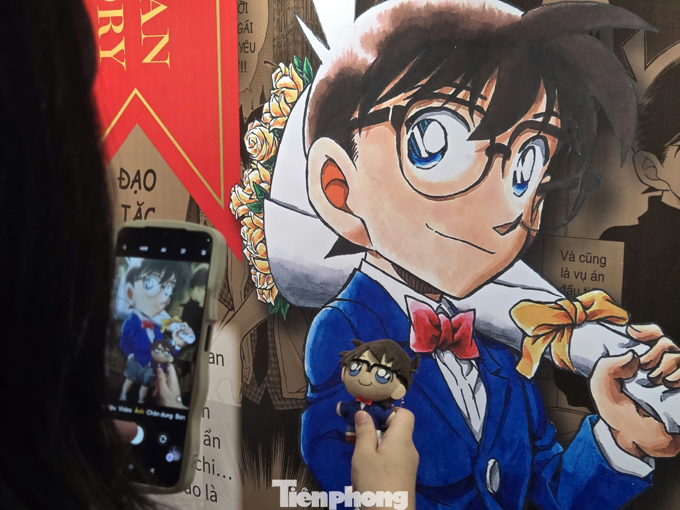 Độc giả thích thú check in, trải nghiệm trong triển lãm.