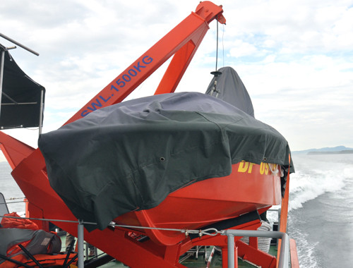 Ngoài xuồng cứu nạn công suất 240 CV được đặt phía sau đuôi tàu, Bộ Quốc phòng còn đầu tư 2 ca nô (mỗi ca nô có công suất 300 CV) phục vụ công việc tìm kiếm, cứu nạn