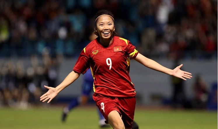 5. Tiền đạo đội trưởng Huỳnh Như FIFA ca ngợi Huỳnh Như là tiềm lực tấn công chính của đội, với sự nhanh nhẹn, khéo léo và khả năng dứt điểm tốt. FIFA viết: “Huỳnh Như là tiền đạo săn bàn nắm giữ nhiều kỷ lục trong nước. Cô ấy có tỷ lệ ghi bàn gần như 1 bàn/trận tại cấp độ quốc tế, đồng thời Huỳnh Như cũng là cầu thủ nữ Việt nam đầu tiên tham gia thi đấu tại một CLB chuyên nghiệp ở châu Âu”.