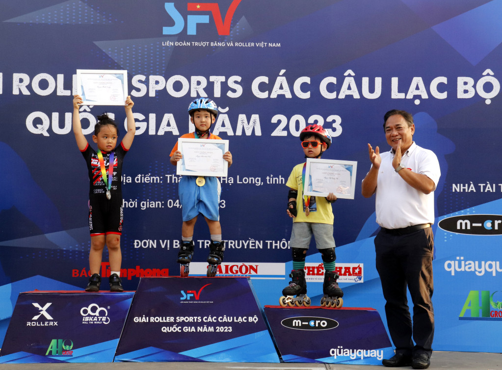 BTC trao giải cao nhất cho các VĐV ở nội dung Novice nam