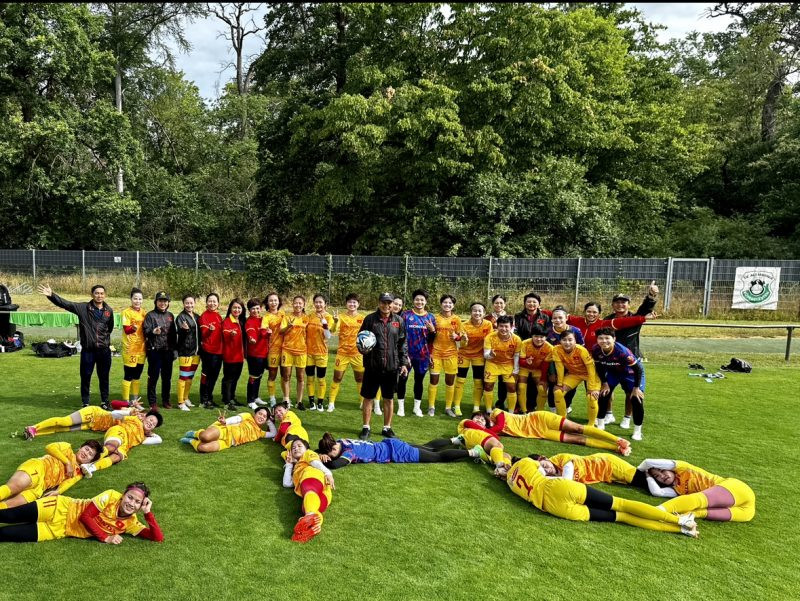 Các cầu thủ xếp hình số 21-6 chúc mừng sinh nhật HLV Mai Đức Chung