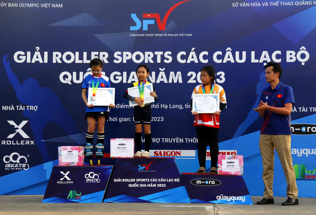 BTC trao giải cao nhất cho các VĐV ở nội dung Novice nữ.