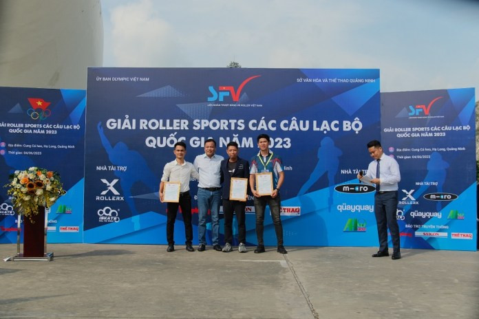 Ông Hồ Văn Hiệp ( thứ 2 từ trái sang)- Phó chủ tịch phụ trách tài chính, tài trợ Liên đoàn Trượt băng và Roller Việt Nam