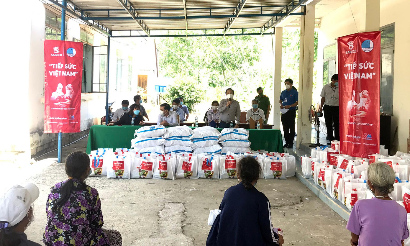 Nhiều suất quà trong chương trình trao tặng tới người dân ở Khánh Hòa. Ảnh: BTC