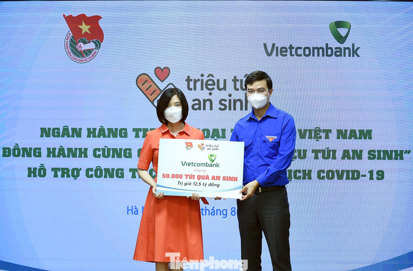 Anh Bùi Quang Huy tiếp nhận ủng hộ từ các đơn vị tại chương trình. Ảnh: Xuân Tùng