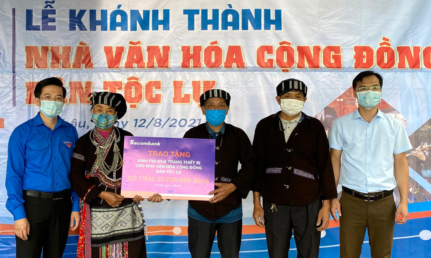 Dịp khánh thành, Sacombank trao tặng thêm 30 triệu đồng để mua trang thiết bị cho nhà văn hóa. Dịp khánh thành, Sacombank trao tặng thêm 30 triệu đồng để mua trang thiết bị cho nhà văn hóa.