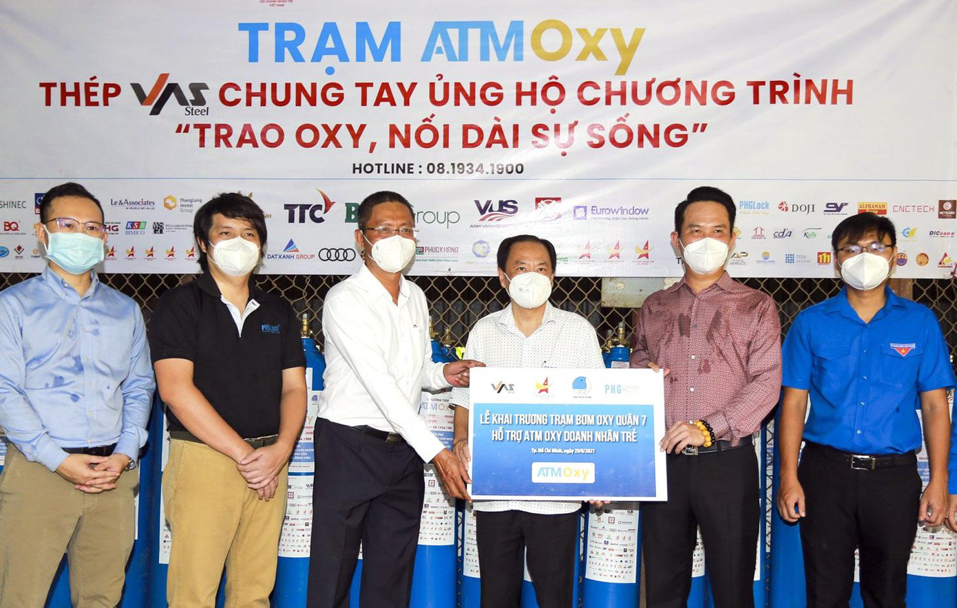 Anh Đặng Hồng Anh, Phó Chủ tịch Hội LHTN Việt Nam, Chủ tịch Hội Doanh nhân trẻ Việt Nam và các doanh nhân trẻ tại lễ khai trương trạm bơm oxy. Anh Đặng Hồng Anh, Phó Chủ tịch Hội LHTN Việt Nam, Chủ tịch Hội Doanh nhân trẻ Việt Nam và các doanh nhân trẻ tại lễ khai trương trạm bơm oxy.