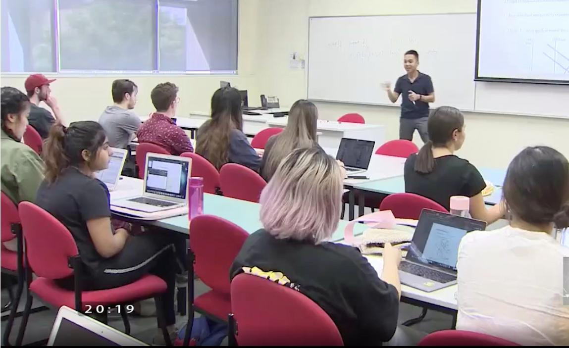 Phan Minh Đức trong buổi lên lớp tại Australia. (Ảnh chụp lại trong chương trình Gala 20 năm Olympia) Phan Minh Đức trong buổi lên lớp tại Australia. (Ảnh chụp lại trong chương trình Gala 20 năm Olympia)