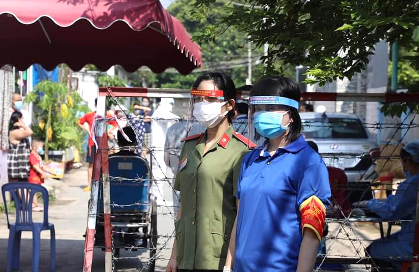 Công an đã tổ chức các đội hình, hoạt động tình nguyện phối hợp để nắm bắt tình hình, quản lý những người có nguy cơ cao hiện đang cư trú trên địa bàn dân cư. Đồng thời, kiểm tra, vận động người dân thực hiện đúng quy định của chính quyền địa phương về phòng chống dịch bệnh. - Ảnh: Sinh viên Đại học An ninh Nhân dân tăng cường, làm nhiệm vụ chống dịch tại quận Gò Vấp, TPHCM