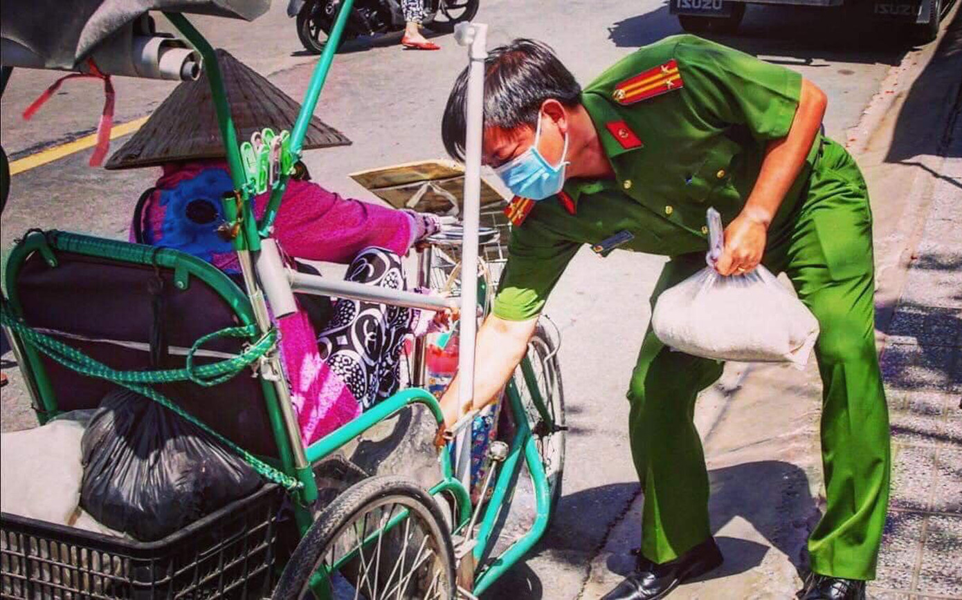 Qua đó, những bao gạo, gói mỳ... đã trao tới tay những người khó khăn, đối tượng chính sách, thanh thiếu nhi, công nhân, lao động tự do, người thất nghiệp. - Ảnh: Công an thành phố Long Xuyên, An Giang trao gạo cho người khuyết tật, bán vé số trên địa bàn thành phố hồi tháng 7/2021