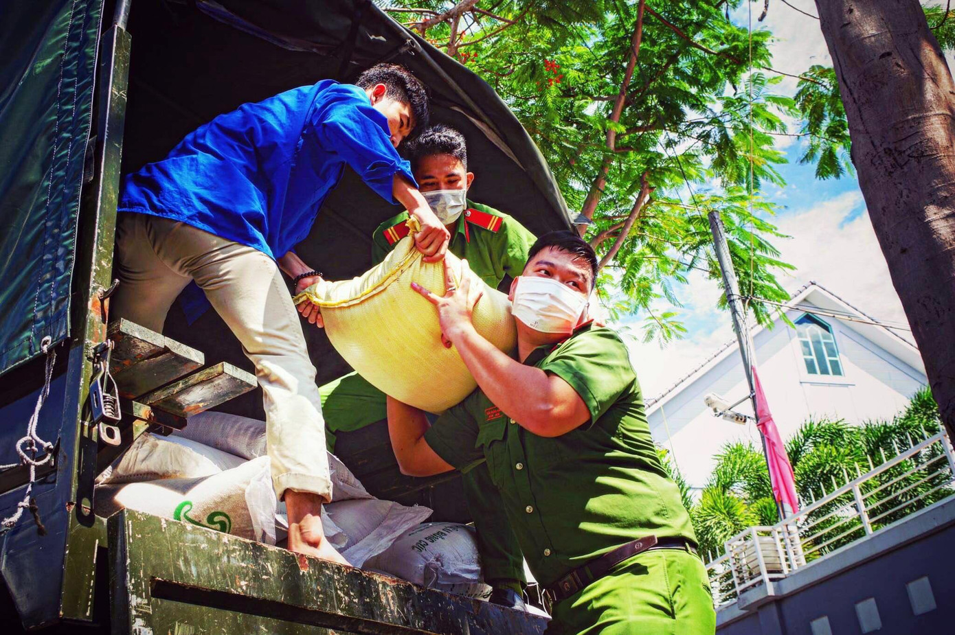 Đoàn viên thanh niên Công an Thành phố Long Xuyên (An Giang) tham gia hoạt động phát gạo cho người dân bị ảnh hưởng bởi dịch COVID-19 hồi tháng 7/2021 tại ba địa điểm Trụ sở Công an thành phố, phường Mỹ Phước và phường Mỹ Quý.