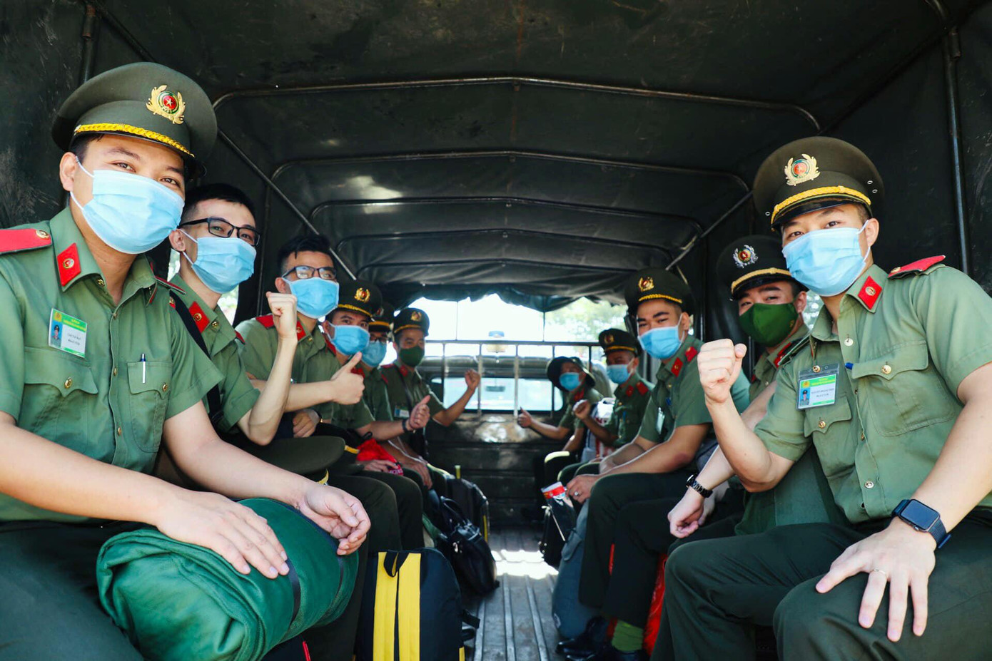 Nhều đoàn cán bộ, chiến sĩ, y bác sĩ và học viên lực lượng Công an nhiều đơn vị, địa phương đã hướng về miền Nam và tình nguyện lên đường chi viện để chung tay kiểm soát, đẩy lùi dịch; đảm bảo tình hình an ninh trật tự xã hội. Ảnh: Sinh viên Đại học An ninh nhân dân lên đường chi viện chống dịch
