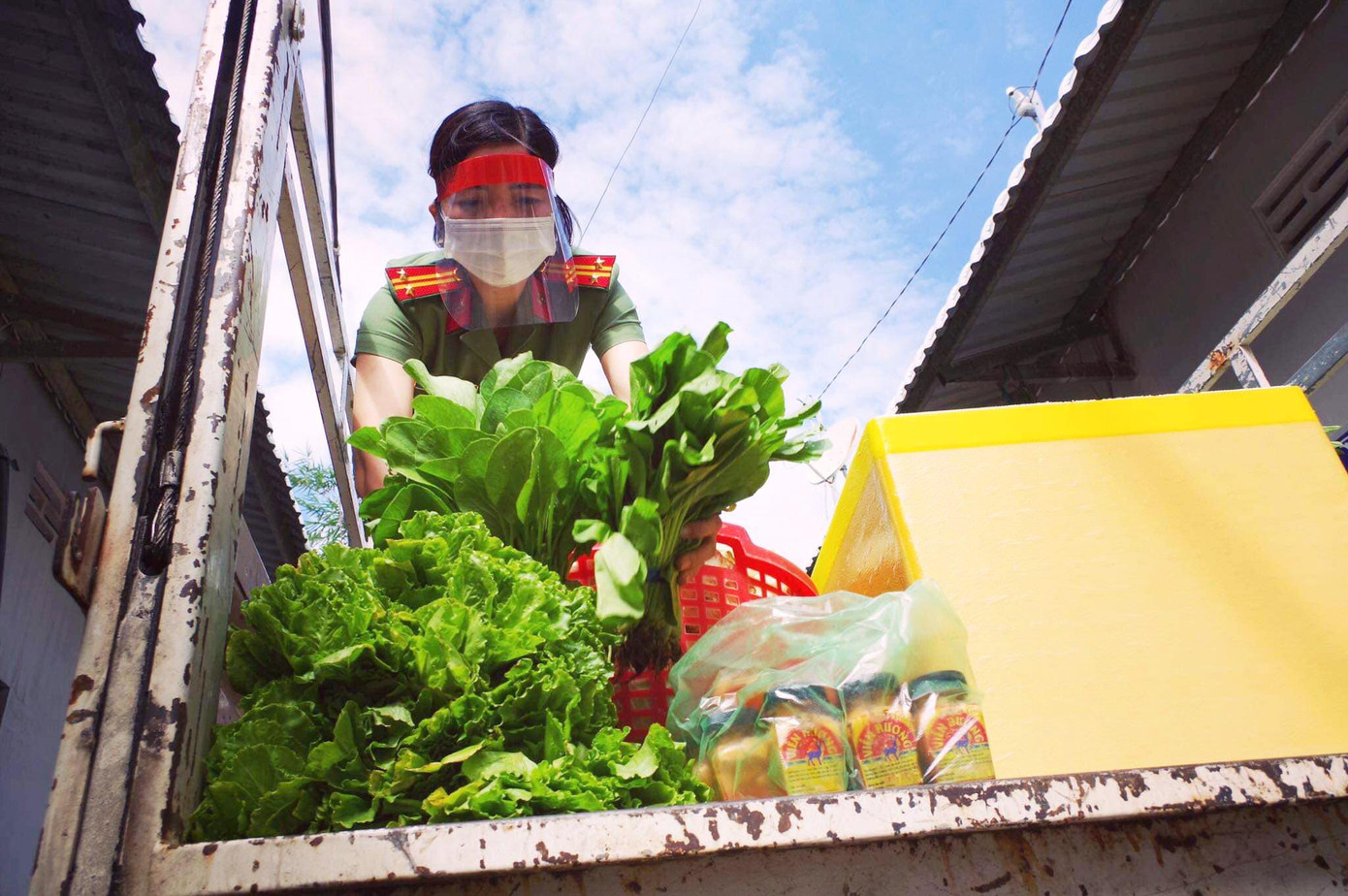 Với tinh thần chủ động, các cơ sở Đoàn đã tổ chức các hoạt động hỗ trợ vận chuyển, tiêu thụ hàng hoá, nông sản của nhân dân địa bàn có dịch... - Ảnh: Đoàn viên thanh niên Công an TP Long Xuyên, An Giang vận chuyển rau củ quả... chuẩn bị cho phiên chợ 0 đồng để chia sẻ với người dân gặp khó khăn do dịch