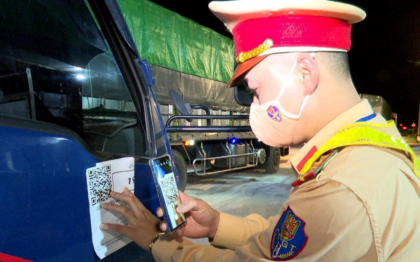 Cán bộ chiến sĩ đã và đang triển khai các mô hình, công trình, phần việc góp phần thực hiện nhiệm vụ công tác chuyên môn và phòng, chống dịch COVID-19 như: “Ca tuần tra thanh niên”, “Chốt kiểm soát dịch bệnh thanh niên quản lý”, “Vùng xanh thanh niên tự quản”… Qua đó, kiểm soát, đảm bảo thực hiện nghiêm các biện pháp phòng chống dịch và phòng,chống tội phạm, tệ nạn xã hội trên địa bàn khu dân cư, khu công nghiệp, khu chế xuất, khu cách ly tập trung. - Ảnh: Chiến sĩ Công an tỉnh Sơn La làm nhiệm vụ tại chốt kiểm soát dịch bệnh COVID-19 ở huyện Phù Yên