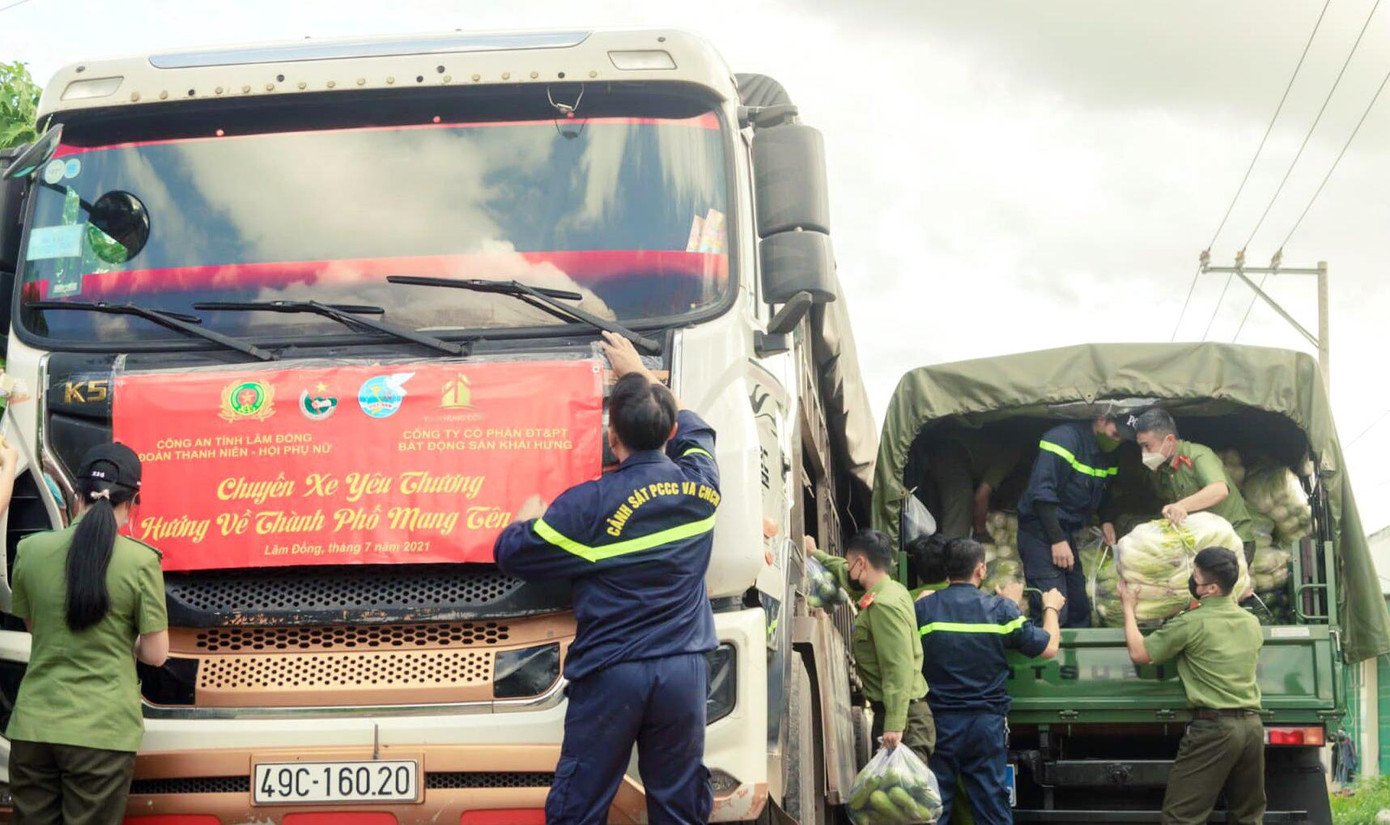 Qua những chuyến xe yêu thương, hàng trăm tấn rau, củ, quả và nhu yếu phẩm, cùng vật y tế đã thẳng tiến về vùng dịch, tiếp sức lực lượng đang làm nhiệm vụ tuyến đầu và hỗ trợ người dân đang gặp nhiều khó khăn do COVID-19. - Ảnh: Đoàn thanh niên Công an Lâm Đồng phối hợp chuẩn bi chuyến xe yêu thương mang nhu yếu phẩm hướng về TPHCM