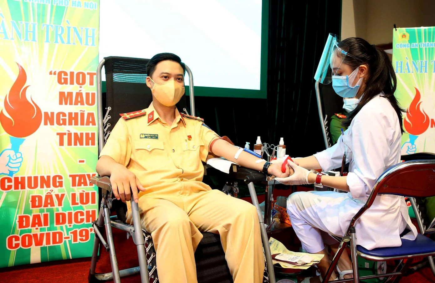 Đồng loạt tổ chức hoạt động hiến máu tình nguyện với chủ đề &quot;Giọt máu nghĩa tình vì đồng đội thân yêu&quot;, &quot;Hiến giọt máu đào - Trao đời sự sống&quot;... phục vụ công tác điều trị cho cán bộ, chiến sĩ và nhân dân, khắc phục tình trạng thiếu máu cục bộ tại bệnh viện các tuyến, nhất là những ngày dịch căng thẳng, nhiều địa phương thực hiện giãn cách xã hội. - Ảnh: Cán bộ chiến sĩ Công an TP Hà Nội tham gia hiến máu