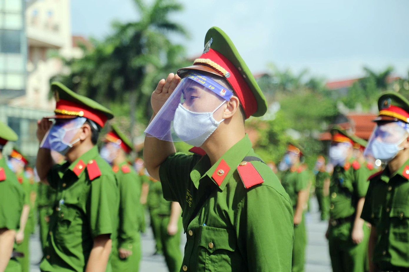Trong bối cảnh dịch COVID-19 diễn biến phức tạp trên nhiều tỉnh thành trong thời gian qua, tuổi trẻ lực lượng Công an đã và đang phát huy tinh thần xung kích, tình nguyện, thi đua lập công trên trận tuyến bảo đảm an ninh trật tự và tuyến đầu phòng, chống dịch COVID-19. - Ảnh: Tuổi trẻ Học viện Cảnh sát nhân dân tăng cường tuyến đầu chống dịch tại Bắc Ninh hồi tháng 5/2021