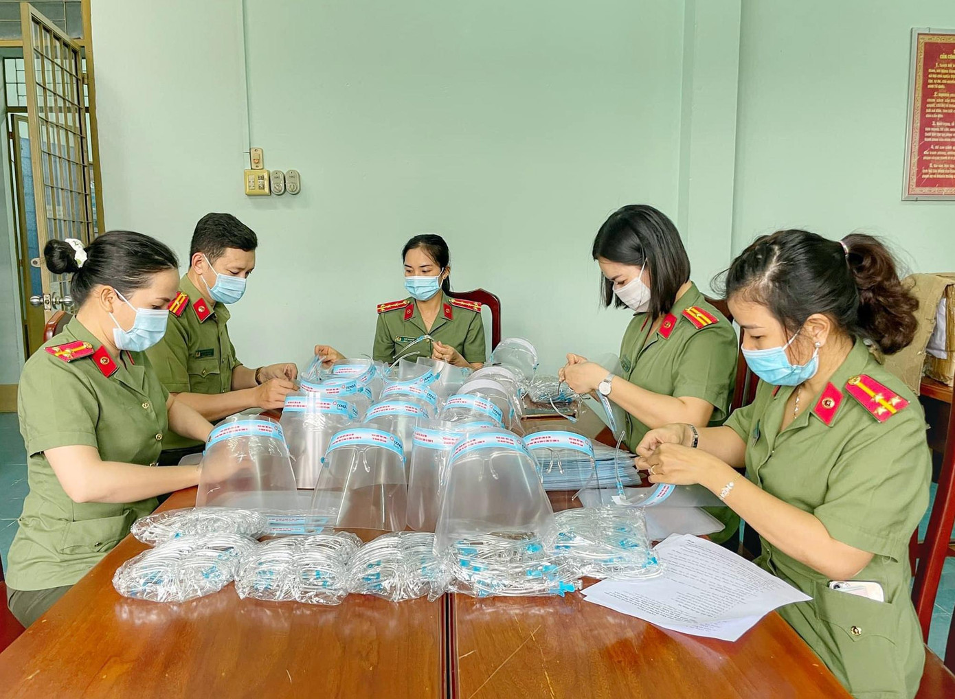 Tuổi trẻ công an triển khai nhiều hoạt động &quot;Đồng hành với với cán bộ, chiến sĩ nơi tuyến đầu phòng, chống dịch bệnh CoOVID-19&quot;; vận động cán bộ, chiến sĩ, đoàn viên thanh niên, các cơ quan, tổ chức, doanh nghiệp, nhà hảo tâm trong và ngoài lực lượng CAND nêu cao “tình đồng chí, nghĩa đồng bào”, tham gia ủng hộ kinh phí, vật tư y tế, nhu yếu phẩm hỗ trợ lực lượng trực tiếp làm nhiệm vụ tại tuyến đầu phòng, chống dịch. Chủ động tổ chức sản xuất các vật phẩm hỗ trợ phòng, chống dịch bệnh như kính chống giọt bắn, nước rửa tay sát khuẩn... - Ảnh: Đoàn viên thanh niên Công an tỉnh Kiên Giang làm kính chống bắn giọt gửi tặng tuyến đầu chống dịch