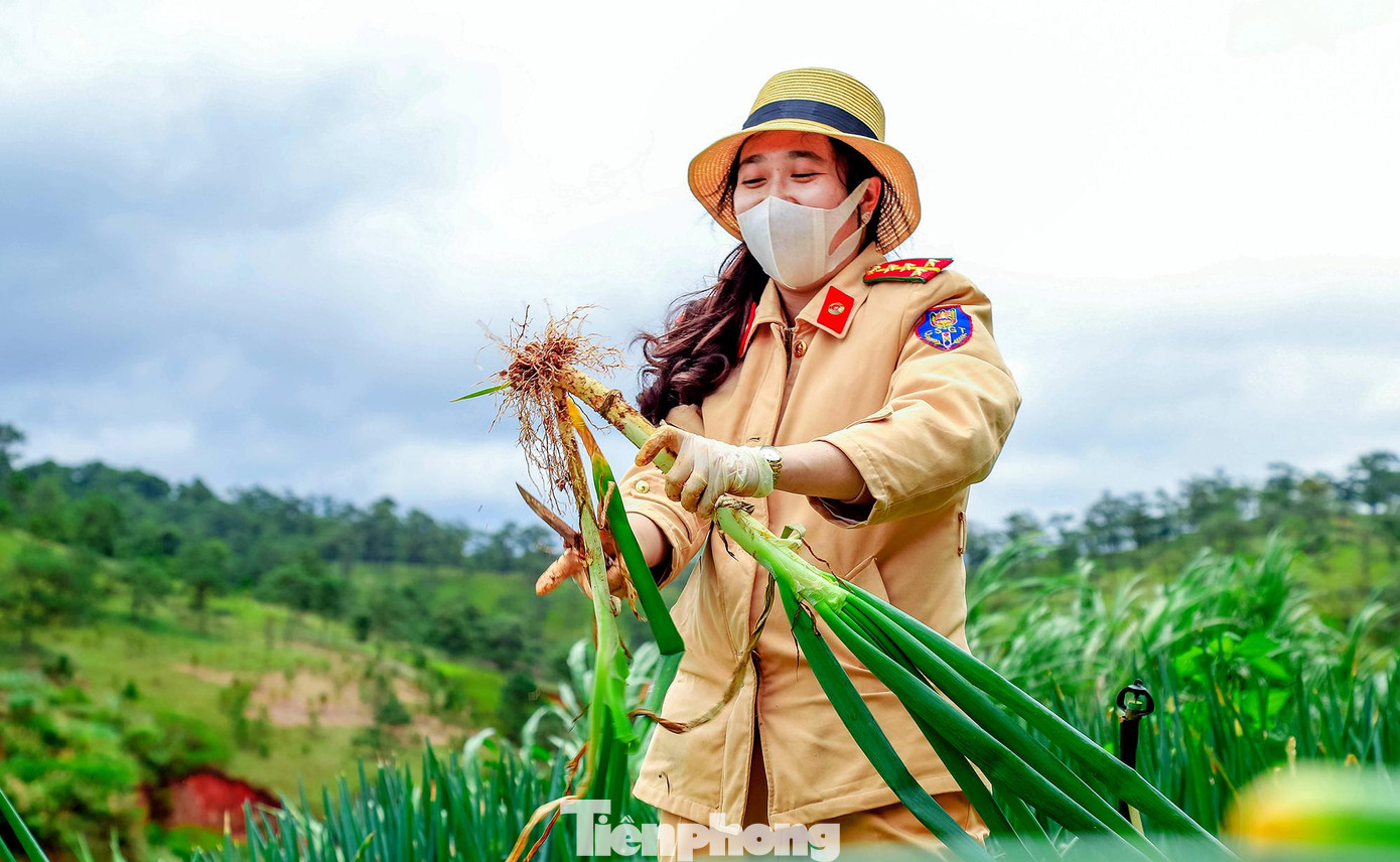 Thượng úy Nhật Minh yêu thích chụp ảnh, nhưng chưa từng trải qua lớp đào tạo nào về nhiếp ảnh. Kỹ năng chụp ảnh được rèn luyện từ những kiến thức tự học, từ các anh chị và sau những lần cầm máy.