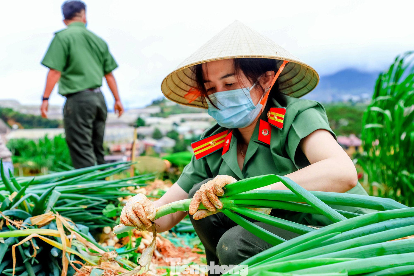 &quot;Được đi theo đồng đội để ghi lại hình ảnh mọi người làm việc, trong đó có nhiều công việc thầm lặng, ít người biết đến. Tôi với chiếc máy ảnh trên tay chỉ cố gắng chụp lại những khoảnh khắc để mọi người có thể hiểu hơn và có thêm góc nhìn về chiến sĩ công an&quot;, Thượng úy Nhật Minh nói.