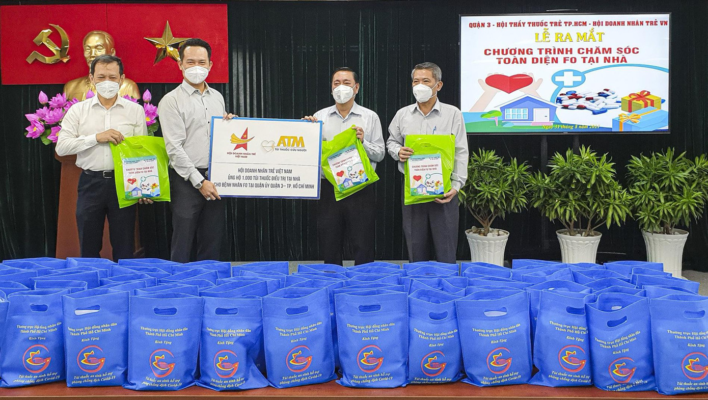 Anh Đặng Hồng Anh (thứ 2 từ trái sang) trao 1.000 “Túi thuốc cứu người” tặng Quận ủy quận 3, TPHCM. Anh Đặng Hồng Anh (thứ 2 từ trái sang) trao 1.000 “Túi thuốc cứu người” tặng Quận ủy quận 3, TPHCM.