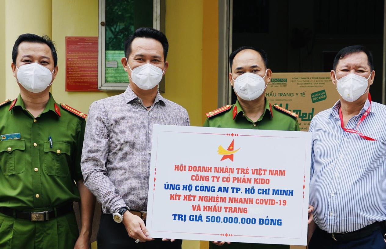 Trước đó, ngày 27/8, Hội DNT Việt Nam phối hợp với Tập đoàn Kido trao trao tặng cán bộ, chiến sĩ Phòng Cảnh sát hình sự - Công an TPHCM, hàng nghìn bộ kit xét nghiệm nhanh và khẩu trang N95 có tổng giá trị khoảng 500 triệu đồng. Kinh phí triển khai số quà tặng nêu trên được trích từ nguồn Quỹ trang thiết bị và vật dụng y tế cứu trợ khẩn cấp COVID-19, do các doanh nghiệp hội viên Hội DNT Việt Nam đóng góp. Trước đó, ngày 27/8, Hội DNT Việt Nam phối hợp với Tập đoàn Kido trao trao tặng cán bộ, chiến sĩ Phòng Cảnh sát hình sự - Công an TPHCM, hàng nghìn bộ kit xét nghiệm nhanh và khẩu trang N95 có tổng giá trị khoảng 500 triệu đồng. Kinh phí triển khai số quà tặng nêu trên được trích từ nguồn Quỹ trang thiết bị và vật dụng y tế cứu trợ khẩn cấp COVID-19, do các doanh nghiệp hội viên Hội DNT Việt Nam đóng góp.