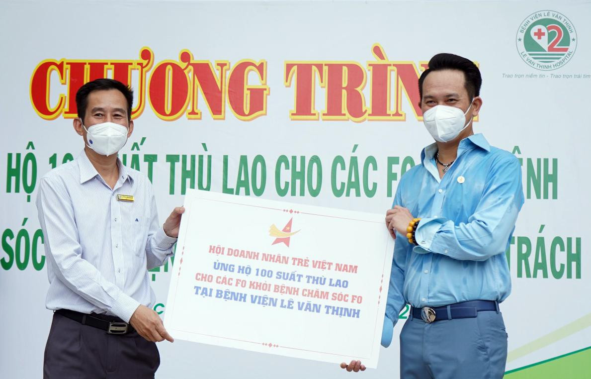 Ngày 28/8, anh Đặng Hồng Anh đã trao ủng hộ 100 suất thù lao cho các F0 khỏi bệnh tình nguyện tại Bệnh viện Lê Văn Thịnh Ngày 28/8, anh Đặng Hồng Anh đã trao ủng hộ 100 suất thù lao cho các F0 khỏi bệnh tình nguyện tại Bệnh viện Lê Văn Thịnh