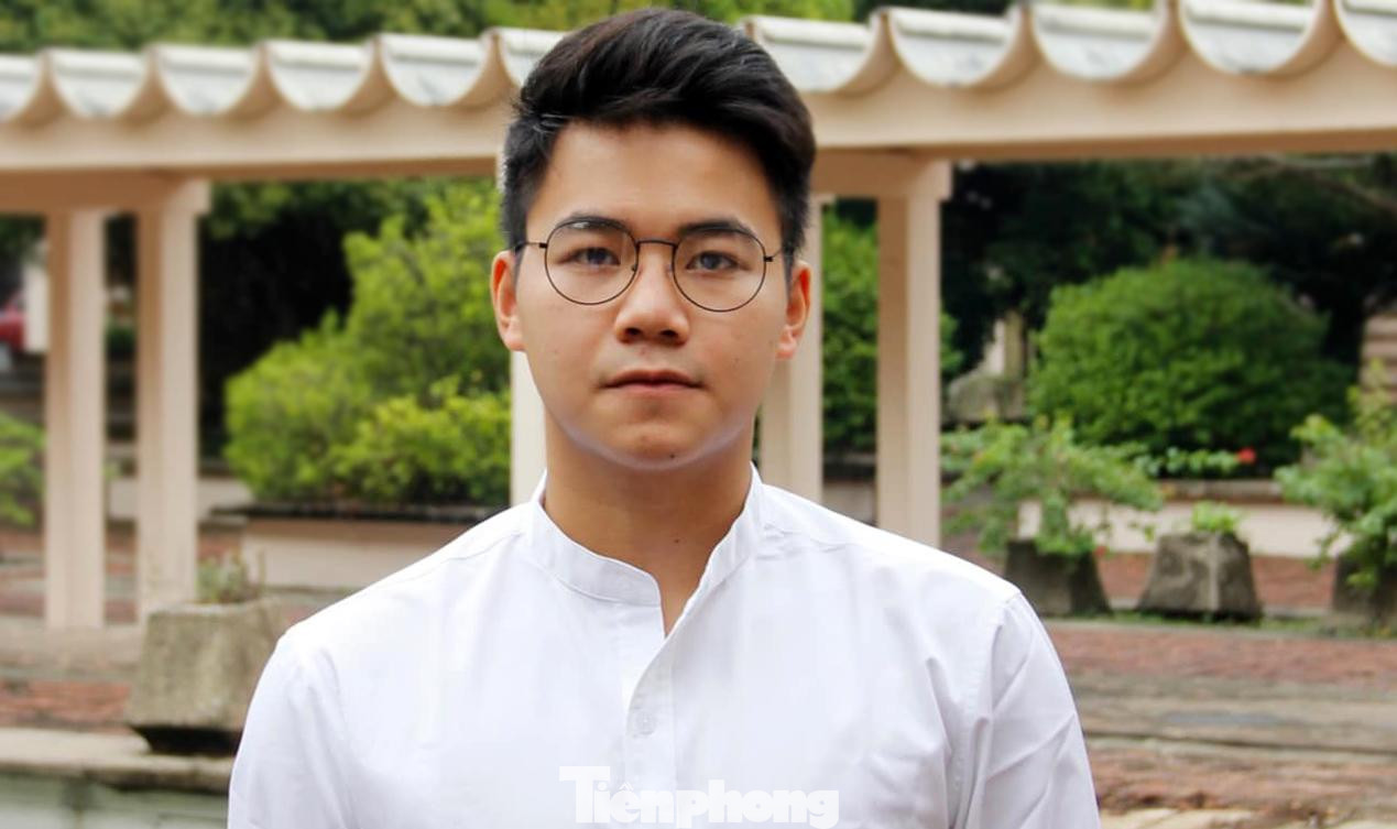 Nguyễn Huy Hoàng (SN 2000) sinh viên ĐH Ngoại ngữ, Đại học Quốc gia Hà Nội. Cậu là Phó Chủ tịch Hội Sinh viên ĐH Ngoại ngữ; từng được Hội Sinh viên TP Hà Nộ tặng Bằng khen; đạt giải thưởng Ngôi Sao xanh 2021. Tiếng Anh: IELTS 7.5.