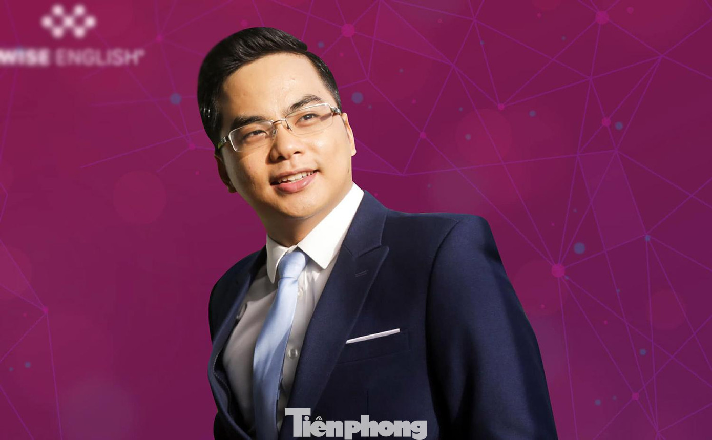 Lưu Minh Hiển (SN 1995) sáng lập viên và Tổng Giám đốc Hệ thống trung tâm Anh ngữ Wise English, Đà Nẵng. Anh Hiển tốt nghiệp Thạc sĩ ngành Tài chính &amp; Kinh tế, ĐH Kinh tế và Khoa học Chính trị London, vương quốc Anh (LSE); vinh dự nhận Bằng khen của Bộ trưởng Bộ Ngoại giao vì có đóng góp lớn trong tuần lễ cấp cao APEC tại Việt Nam 2017. Anh là tác giả Bộ sách IELTS từ A-Z được công ty Azbooks và NXB Thế giới ấn hành