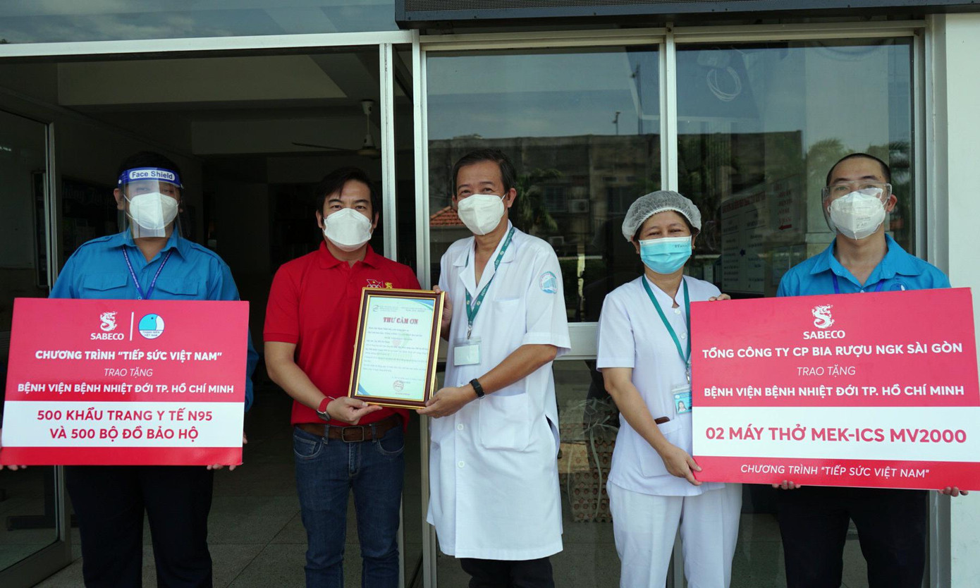 Chương trình trao tặng máy thở, đồ bảo hộ y tế tới Bệnh viện Nhiệt đới TPHCM. Ảnh: BTC