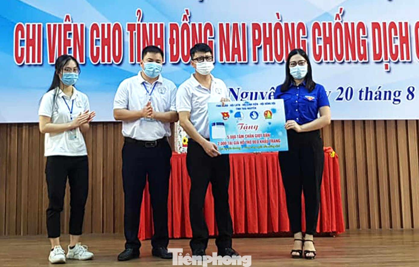 Chị Nguyễn Mỹ Linh - Phó Bí thư Thường trực Tỉnh Đoàn Thái Nguyên trao tặng tấm chắn giọt bắn, tai đeo khẩu trang tới đại diện đoàn tình nguyện vào Đồng Nai. Ảnh: BTC