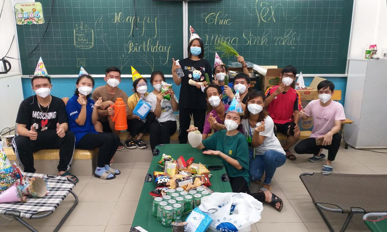Buổi sinh nhật tuổi 18 ấm áp với những món quà đặc biệt: hộp sữa, gói mì, gói bánh, đồ bảo hộ, khẩu trang...