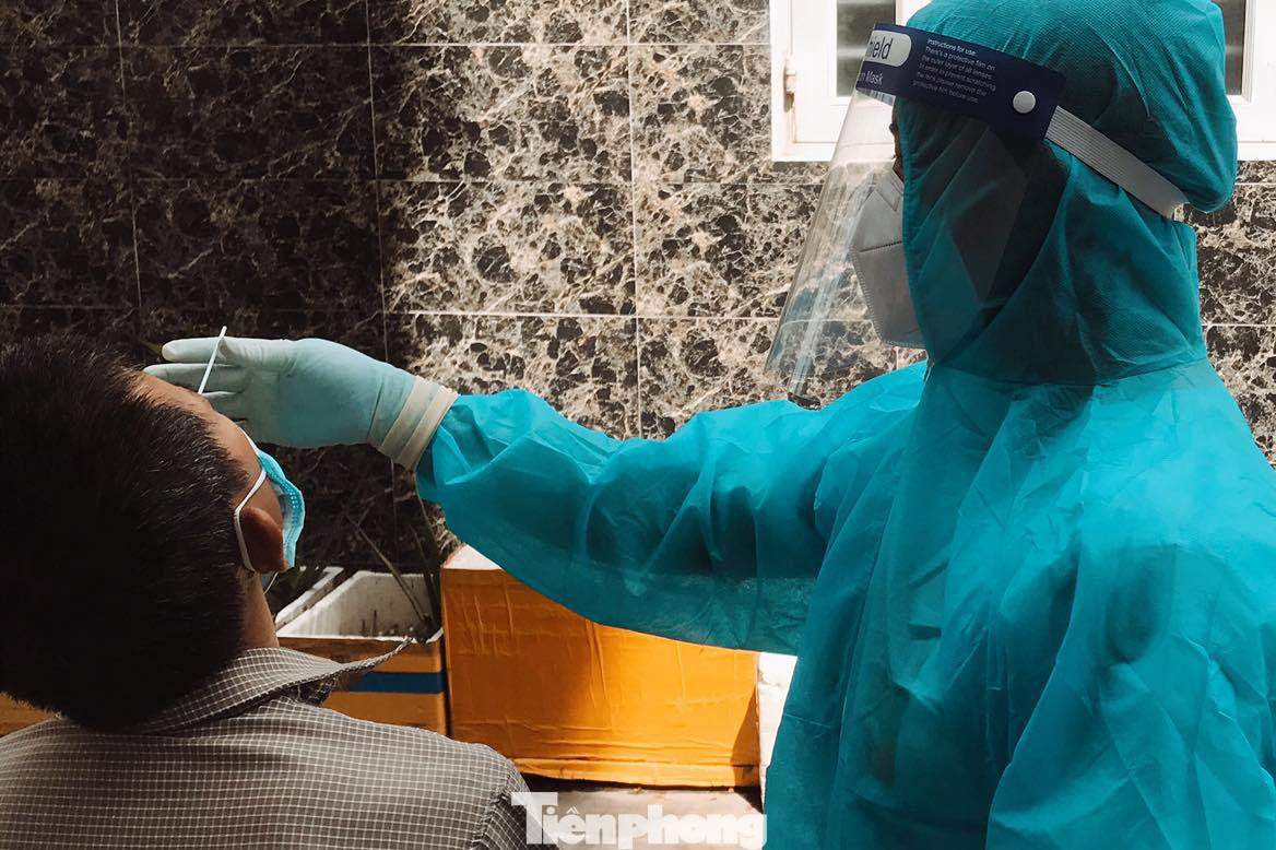 Bảo Ngân lấy mẫu xét nghiệm tại địa bàn dân cư. Ảnh: NVCC