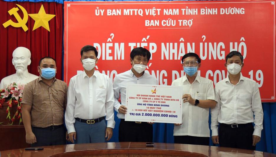 Anh Võ Sơn Điền - Uỷ viên Đoàn Chủ tịch Uỷ ban T.Ư Hội DNT Việt Nam, Chủ tịch Hội DNT Bình Dương đại diện trao tặng máy thở và các trang thiết bị cho tỉnh Bình Dương. Ảnh: CTV Anh Võ Sơn Điền - Uỷ viên Đoàn Chủ tịch Uỷ ban T.Ư Hội DNT Việt Nam, Chủ tịch Hội DNT Bình Dương đại diện trao tặng máy thở và các trang thiết bị cho tỉnh Bình Dương. Ảnh: CTV