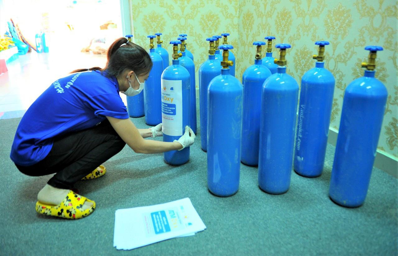 Những bình oxy được chuẩn bị sẵn sàng cho hành trình "trao oxy, nối dài sự sống" trong chương trình ATM Oxy. Ảnh: Nguyễn Á Những bình oxy được chuẩn bị sẵn sàng cho hành trình "trao oxy, nối dài sự sống" trong chương trình ATM Oxy. Ảnh: Nguyễn Á