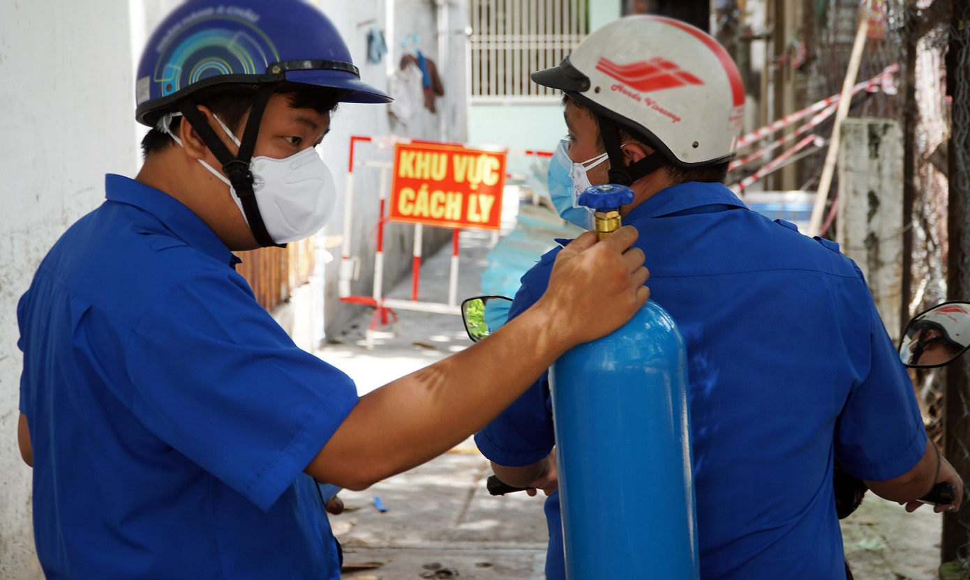 Các tình nguyện viên đưa bình oxy đến người bệnh tại các khu phong tỏa, cách ly Các tình nguyện viên đưa bình oxy đến người bệnh tại các khu phong tỏa, cách ly
