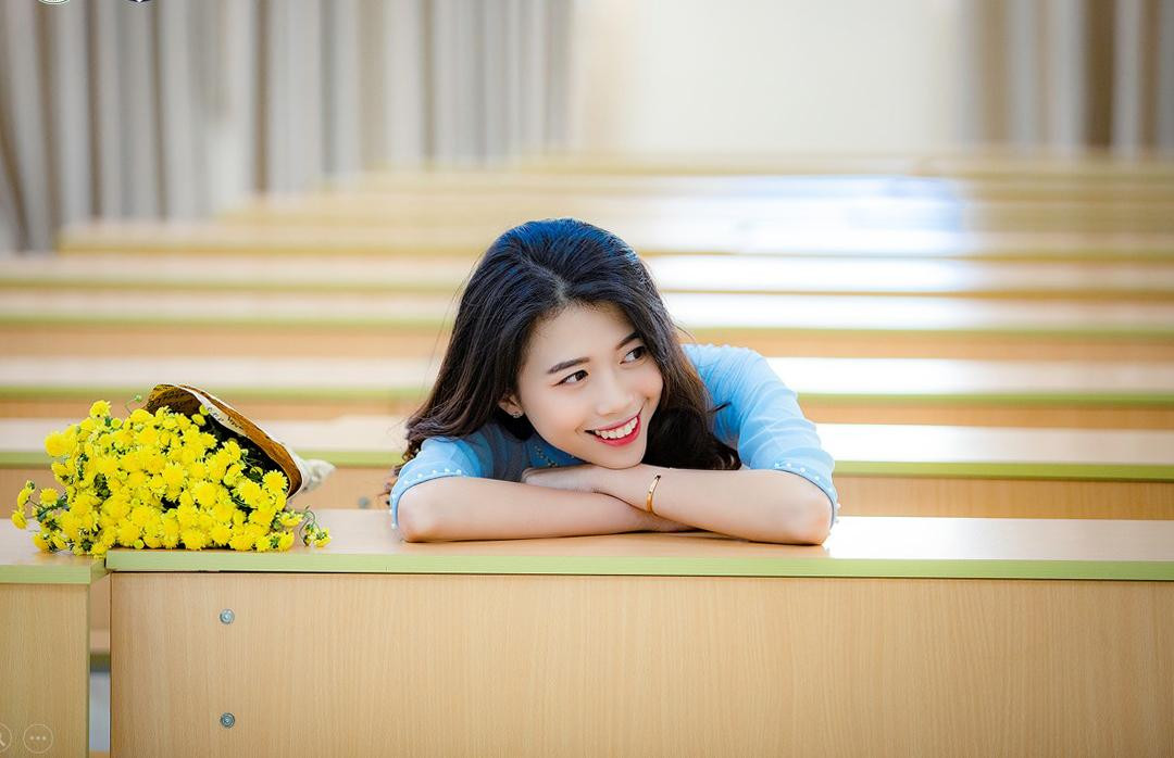 Nguyễn Thị Thanh Mai (ngành Luật kinh tế) chia sẻ: ĐH Luật Hà Nội là những chuỗi ngày "lóc cóc" lên giảng đường; những núi sách nhỏ đầy luật trên bàn học, những chiếc bút rơi vãi lung tung; những gói cafe hòa tan đều đặn mỗi đêm; những tháng ngày chạy đua với những deadline bài tập lớn, bài tập nhóm cơ độ ngủ gục lúc nào không hay... Đời sinh viên qua nhanh như một cơn mưa rào, mang đến sự thanh mát dịu dàng để rồi “Cho dù có bị cảm lạnh, vẫn muốn đắm mình trong cơn mưa ấy một lần nữa”.