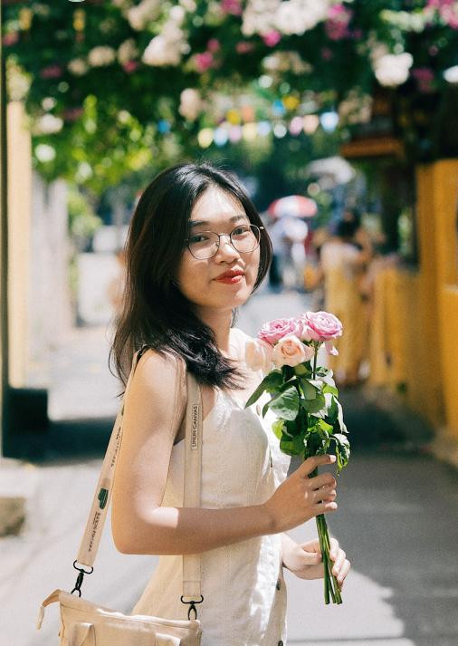 Lê Thanh Huyền (ngành Luật chất lượng cao) từng làm chủ nhiệm CLB Tổ chức sự kiện C.E.O; đạt giải Sinh viên Nghiên cứu khoa học cấp trường; Uỷ viên BCH Đoàn TN trường Đại học Luật Hà Nội.