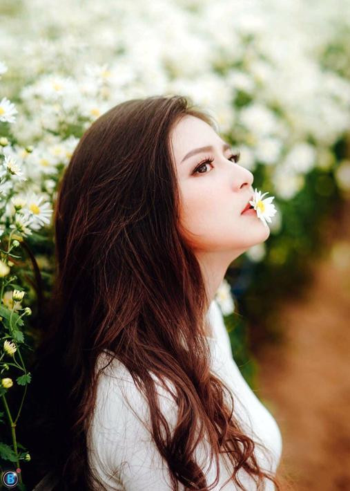 Đặng Trần Thùy Linh (ngành Luật chất lượng cao) có sở thích đọc sách ở thư viện trường học, tìm hiểu về pháp luật Việt Nam... Kỷ niệm tại HLU của cô là khi làm thành viên ban tổ chức chương trình Charm of Law 2018, Charm of law 2020.