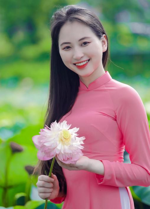 Quách Như Thảo (ngành Ngôn ngữ Anh và Luật học) chia sẻ, trải qua bốn năm học, từ một cô bé nhút nhát đã trưởng thành, tự tin hơn trong cuộc sống. Cô tin rằng, bất kì ai học ở mái trường này đều sẽ và đã trải qua những điều tuyệt vời đó.