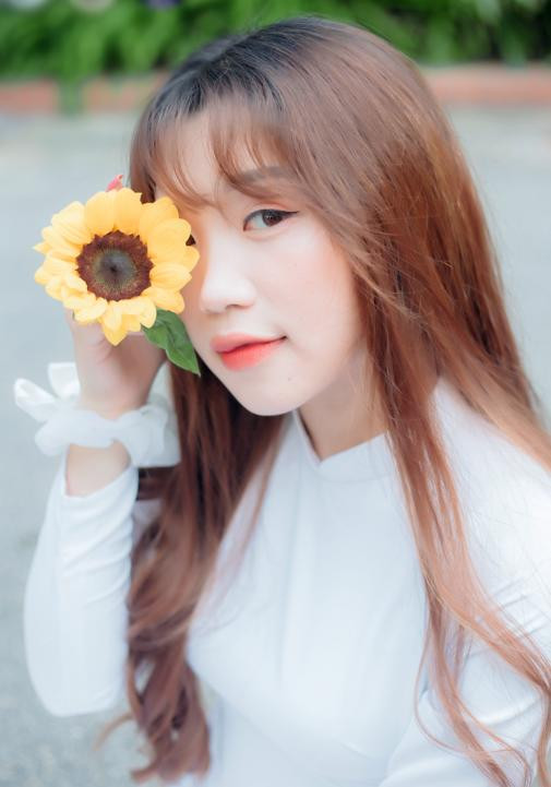 Nguyễn Thị Ngọc Diệp (ngành Luật học) yêu thích ngoại ngữ, nhất là tiếng Trung, du lịch. Đạt 6/8 kỳ học bổng tại trường. Cô chia sẻ kỷ niệm về sự lớn dần của tình yêu dành cho trường. "Bây giờ, mình đã đủ tự hào nói "Mình là HLUer, mọi người làm được - mình làm được".